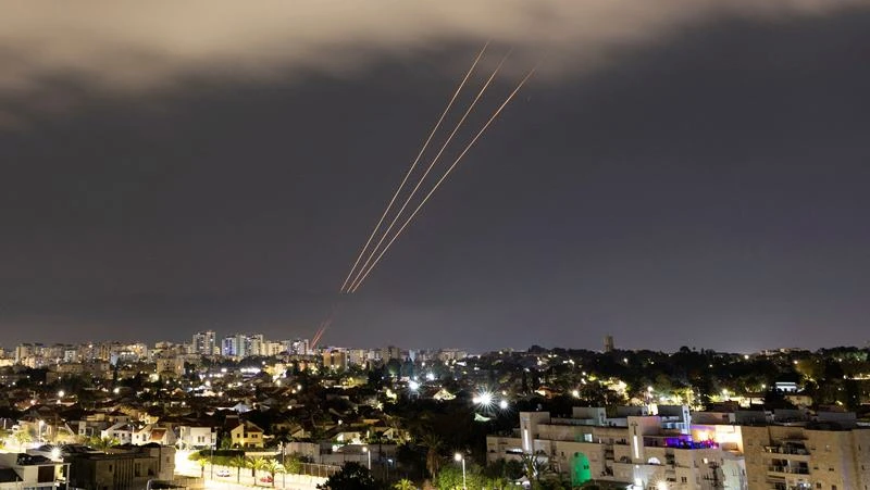 Hệ thống chống tên lửa của Israel kích hoạt phản ứng sau khi Iran phóng máy bay không người lái và tên lửa về phía Israel, nhìn từ Ashkelon, Israel, ngày 14/4/2024. (Ảnh: Reuters) 