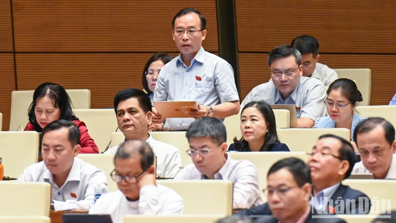 Đại biểu Trần Văn Tuấn-Đoàn đại biểu Quốc hội tỉnh Bắc Giang phát biểu. (Ảnh: DUY LINH) 