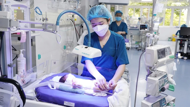 Chăm sóc cho trẻ sơ sinh tại Bệnh viện Sản nhi Quảng Ninh. (Ảnh minh họa: Bệnh viện cung cấp)