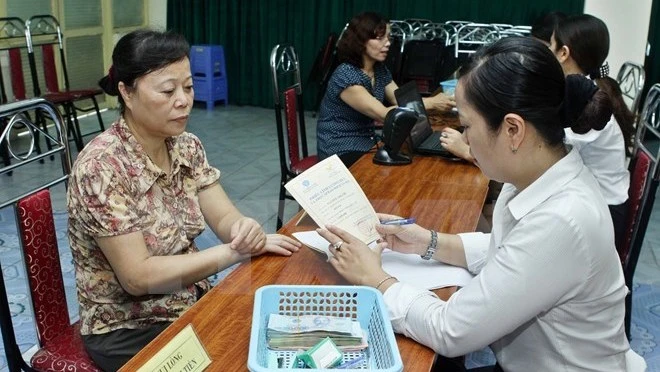 Chi trả lương hưu, trợ cấp bảo hiểm xã hội. (Ảnh: TTXVN)