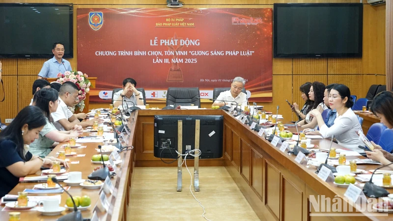 Toàn cảnh lễ Phát động chương trình bình chọn, tôn vinh “Gương sáng pháp luật” lần 3 năm 2025. (Ảnh: TRUNG HƯNG)