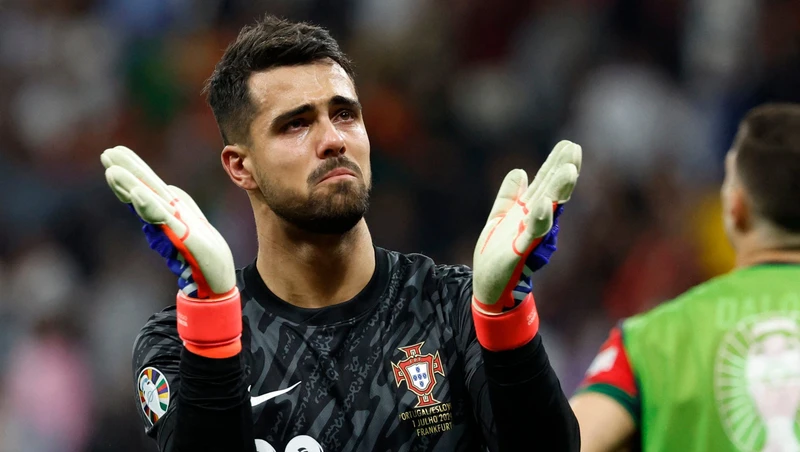Diogo Costa xúc động sau khi giúp đội nhà giành chiến thắng trên chấm luân lưu để đoạt vé vào tứ kết. (Ảnh: Reuters)