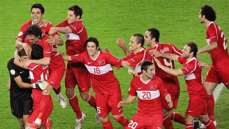 Thổ Nhĩ Kỳ ăn mừng trận thắng kịch tính trên chấm luân lưu trước Croatia năm 2008. (Ảnh: EURO 2024)
