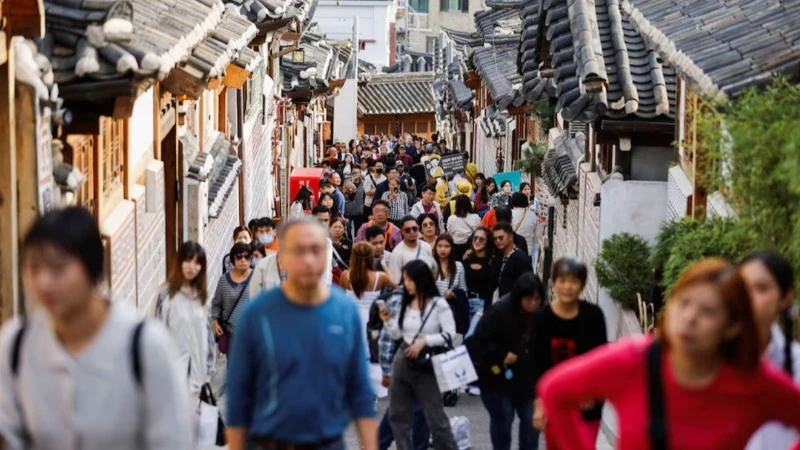 Du khách tham quan làng cổ Bukchon Hanok ở Seoul, Hàn Quốc, ngày 25/10/2024. (Ảnh minh họa: Reuters) 