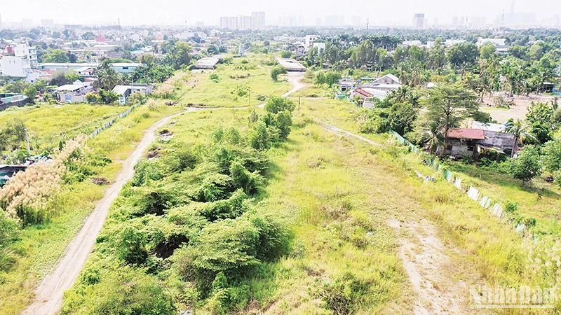 Những biểu hiện lãng phí không chỉ ở việc sử dụng tài sản, vốn Nhà nước thiếu hiệu quả, mà còn là sự lãng phí về cơ hội và thời gian, dẫn đến sự thất thoát lớn về nguồn lực. (Ảnh minh họa: VŨ NGUYÊN) 