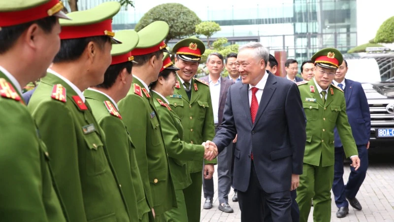 Phó Thủ tướng Thường trực Nguyễn Hòa Bình thăm, chúc Tết cán bộ, chiến sĩ Cục Cảnh sát phòng, chống tội phạm về môi trường. (Ảnh: ĐÌNH HẢI)