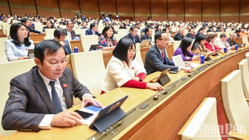 Các đại biểu tiến hành biểu quyết. (Ảnh: DUY LINH) 