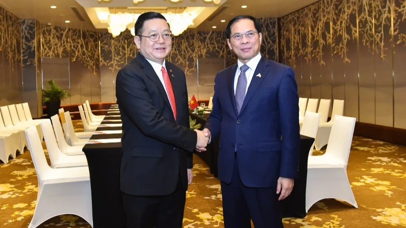 Phó Thủ tướng Chính phủ, Bộ trưởng Ngoại giao Bùi Thanh Sơn gặp Tổng Thư ký ASEAN Kao Kim Hourn.