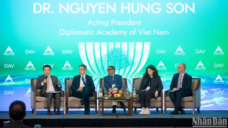 Các chuyên gia, diễn giả trao đổi tại Phiên toàn thể thứ 5 trong khuôn khổ Diễn đàn Tương lai ASEAN 2025. (Ảnh: SƠN TÙNG)