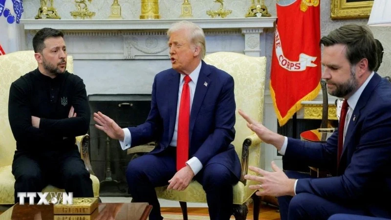 Tổng thống Mỹ Donald Trump (giữa) bất đồng quan điểm với Tổng thống Ukraine Volodymyr Zelensky (trái) về cuộc xung đột Nga-Ukraine trong hội đàm tại Nhà trắng, ngày 28/2/2025. (Ảnh: Reuters/TTXVN)