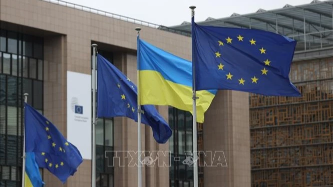 Cờ Liên minh châu Âu và cờ Ukraine tại trụ sở Ủy ban châu Âu ở Brussels, Bỉ. (Ảnh: THX/TTXVN)
