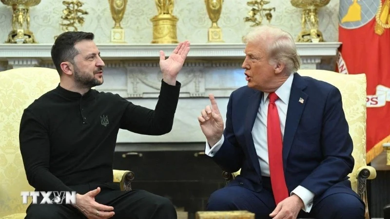 Tổng thống Mỹ Donald Trump (phải) hội đàm với Tổng thống Ukraine Volodymyr Zelensky tại Nhà trắng, ngày 28/2/2025. (Ảnh: AP/TTXVN) 