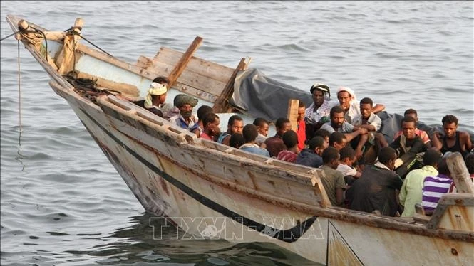 Người di cư lên tàu ở cảng Aden, Yemen để trở về Somalia. (Ảnh minh họa: AFP/TTXVN)