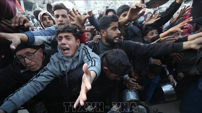 Người dân chờ được phát thực phẩm cứu trợ tại Gaza ngày 4/3/2025. (Ảnh: THX/TTXVN)