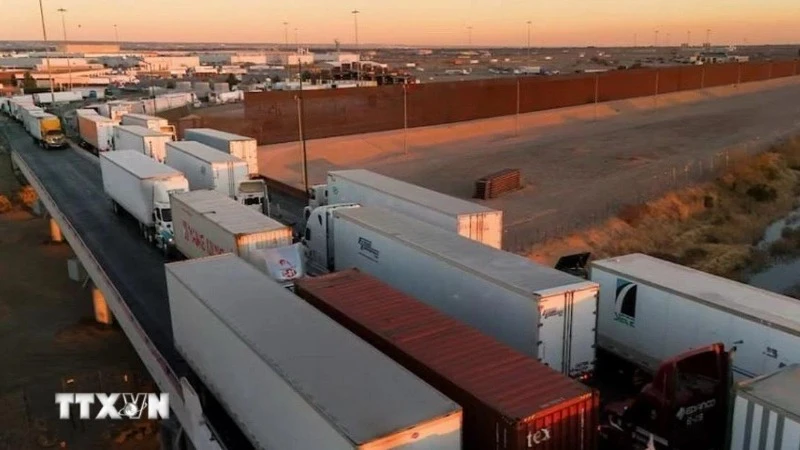 Xe chở hàng qua cầu biên giới Zaragoza-Ysleta ở Ciudad Juarez, bang Chihuahua (México), ngày 31/1/2025. (Ảnh: Reuters/TTXVN)
