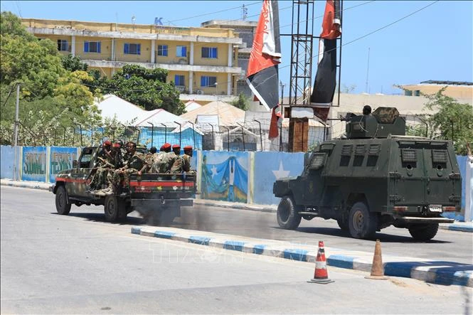 Binh sĩ Somalia tuần tra gần hiện trường vụ tấn công nhằm vào khách sạn ở Mogadishu, Somalia, ngày 15/3/2024. (Ảnh tư liệu minh họa: AFP/TTXVN)