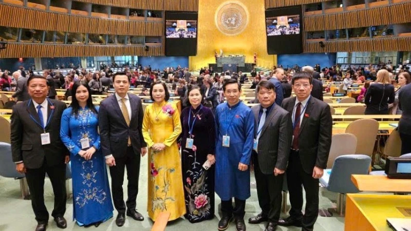 Phó Chủ tịch Quốc hội Nguyễn Thị Thanh và các thành viên đoàn Việt Nam tại hội nghị. 
