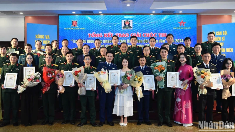 Các đại biểu cùng các tập thể, cá nhân đoạt giải cuộc thi năm 2024. (Ảnh: TUẤN HUY) 