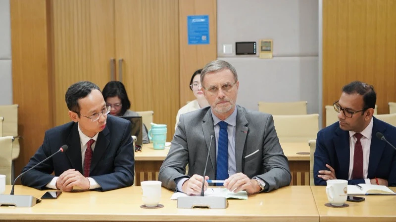 French Ambassador to Vietnam Olivier Brochet (center) speaks at the working session between the Delegation of the French Electricity Group (EDF) and the Vietnamese Ministry of Science and Technology. (Photo: most.gov.vn)