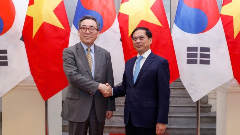 Phó Thủ tướng, Bộ trưởng Ngoại giao Bùi Thanh Sơn hội đàm với Bộ trưởng Ngoại giao Hàn Quốc Cho Tae-yul. (Ảnh: Bộ Ngoại giao) 