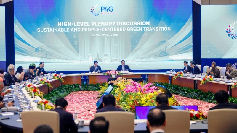 Thủ tướng Phạm Minh Chính chủ trì Phiên thảo luận cấp cao với chủ đề "Chuyển đổi xanh bền vững, lấy con người làm trung tâm". (Ảnh: VGP)