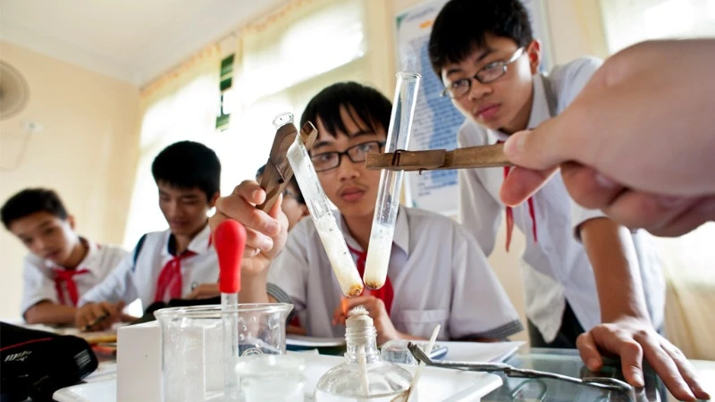 Học sinh lớp 9A, Trường trung học cơ sở Đồng Tiến, huyện Phổ Yên, tỉnh Thái Nguyên, thực hành trong phòng thí nghiệm được ADB tài trợ. (Ảnh minh họa: ADB) 