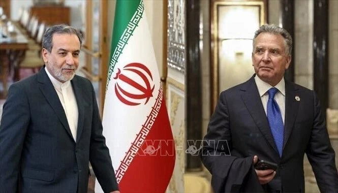Ngoại trưởng Iran Abbas Araqchi (trái) và Đặc phái viên của Tổng thống Mỹ phụ trách vấn đề Trung Đông Steve Witkoff, hai quan chức tiến hành đàm phán về chương trình hạt nhân của Tehran tại Oman. (Ảnh: IRNA/TTXVN)