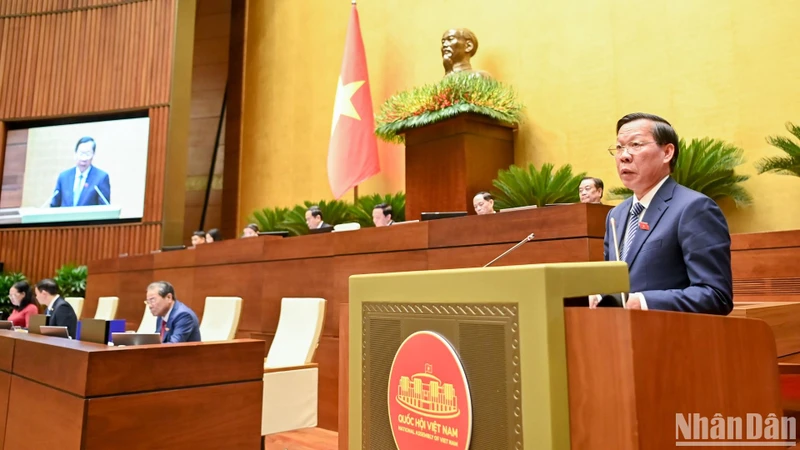 Chủ nhiệm Ủy ban Kinh tế và Tài chính của Quốc hội Phan Văn Mãi trình bày báo cáo.