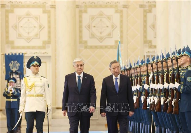 Tổng Bí thư Tô Lâm và Tổng thống Kazakhstan Kassym-Jomart Tokayev duyệt Đội danh dự tại Lễ đón. (Ảnh: TTXVN)