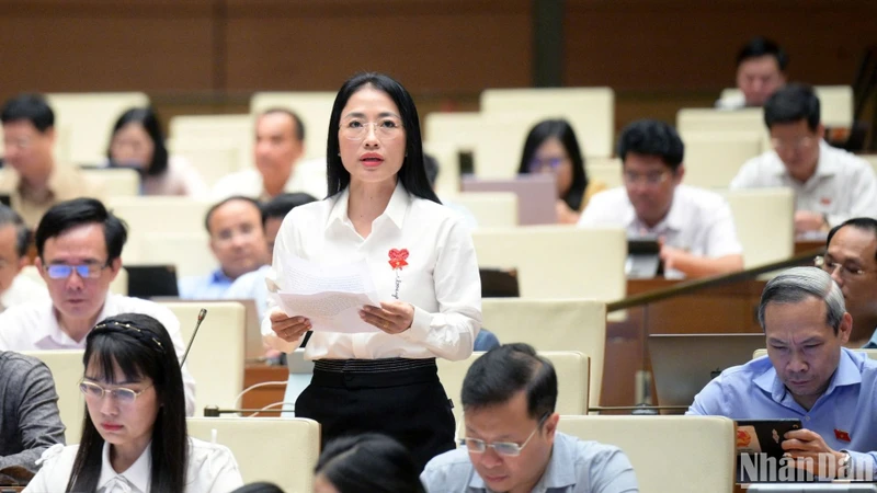 Đại biểu Trần Khánh Thu (Đoàn Thái Bình) phát biểu. (Ảnh: DUY LINH) 