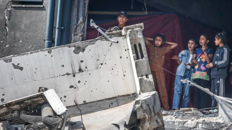 Người dân Palestine tại một địa điểm phân phối viện trợ sau cuộc không kích của Israel vào Gaza, ngày 10/5/2025. (Ảnh: Xinhua)