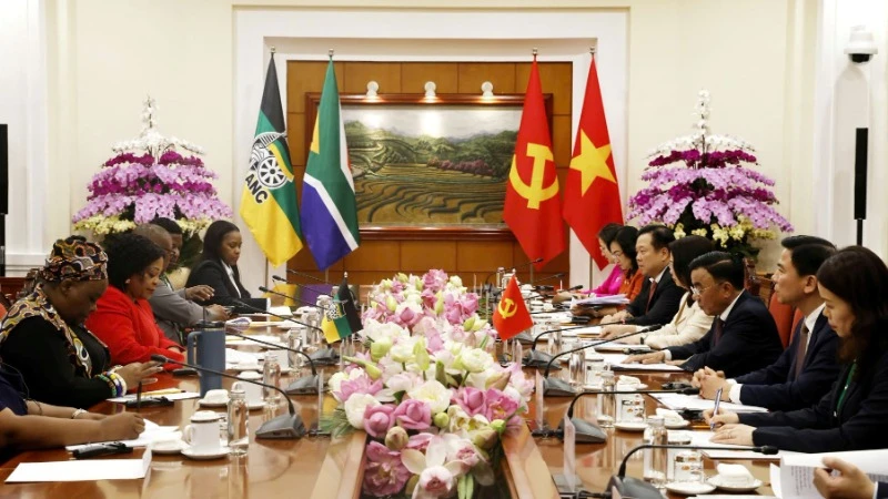 Thường trực Ban Bí thư Trần Cẩm Tú hội đàm với Phó Tổng Thư ký thứ nhất Đảng Đại hội dân tộc Phi (ANC) Nomvula Mokonyane. (Ảnh: Cổng thông tin điện tử Chính phủ) 