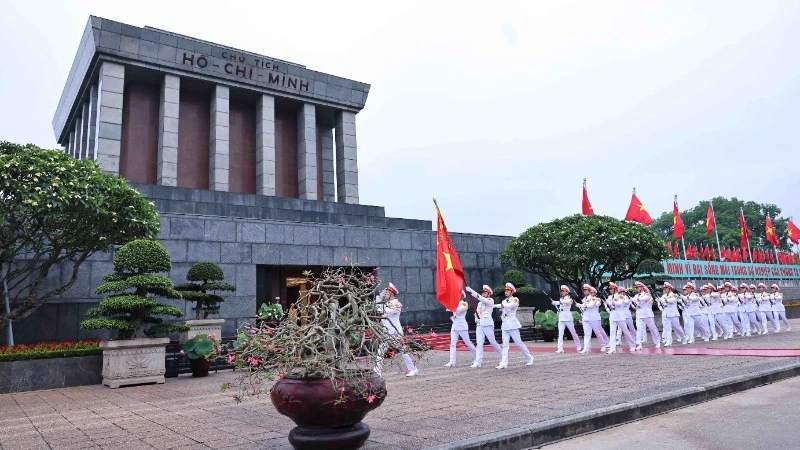 Sáng 19/5/2025, Lễ chào cờ và cử Quốc thiều được tổ chức thiêng liêng và đặc biệt tại Quảng trường Ba Đình lịch sử nhân dịp kỷ niệm 135 năm Ngày sinh Chủ tịch Hồ Chí Minh (19/5/1890-19/5/2025). (Ảnh: TTXVN) 