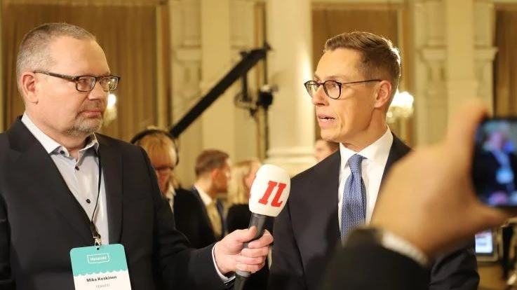 Ông Alexander Stubb (bên phải) trong một cuộc phỏng vấn tại Helsinki, Phần Lan, ngày 11/2/2024. (Ảnh: Xinhua) 