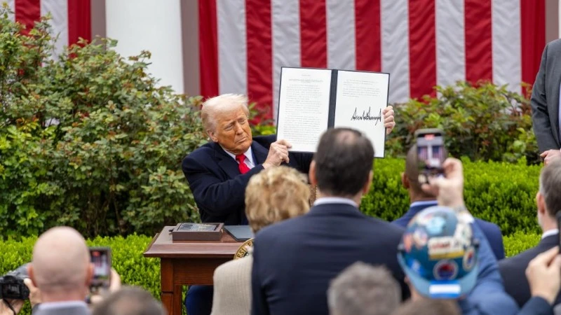 Tổng thống Mỹ Donald Trump giới thiệu sắc lệnh hành pháp về "thuế quan đối ứng" tại Vườn hồng của Nhà trắng ở Washington, D.C., Mỹ, ngày 2/4/2025. (Ảnh: Xinhua) 
