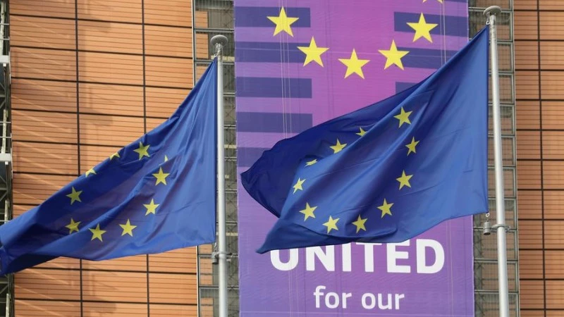 Cờ của Liên minh châu Âu bên ngoài Tòa nhà Berlaymont, trụ sở Ủy ban châu Âu tại Brussels, Bỉ. (Ảnh minh họa: Xinhua) 
