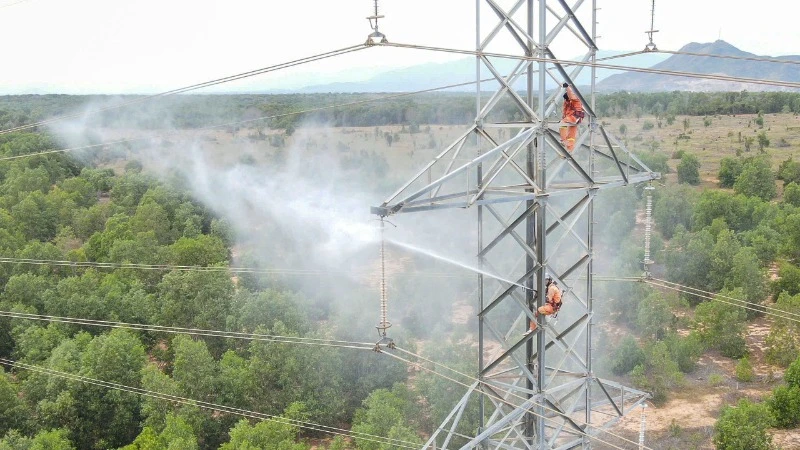 Vệ sinh cách điện bằng bằng nước áp lực cao hotline đường dây 220kV Phan Rí-Hồng Phong-Phan Thiết. (Ảnh minh họa: PTC3) 