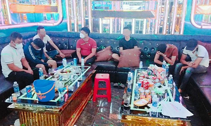 Các đối tượng tại quán karaoke Mr. Rìn.