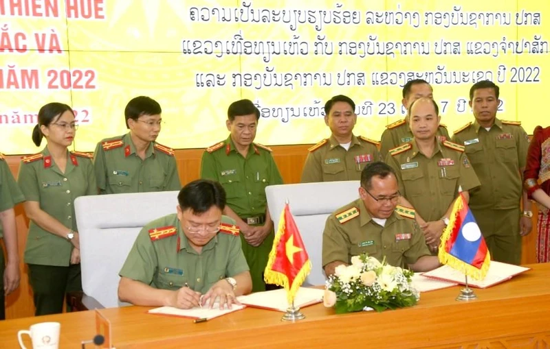Giám đốc Công an tỉnh Thừa Thiên Huế ký kết biên bản ghi nhớ hợp tác bảo đảm an ninh trật tự với Công an 2 tỉnh bạn Lào.