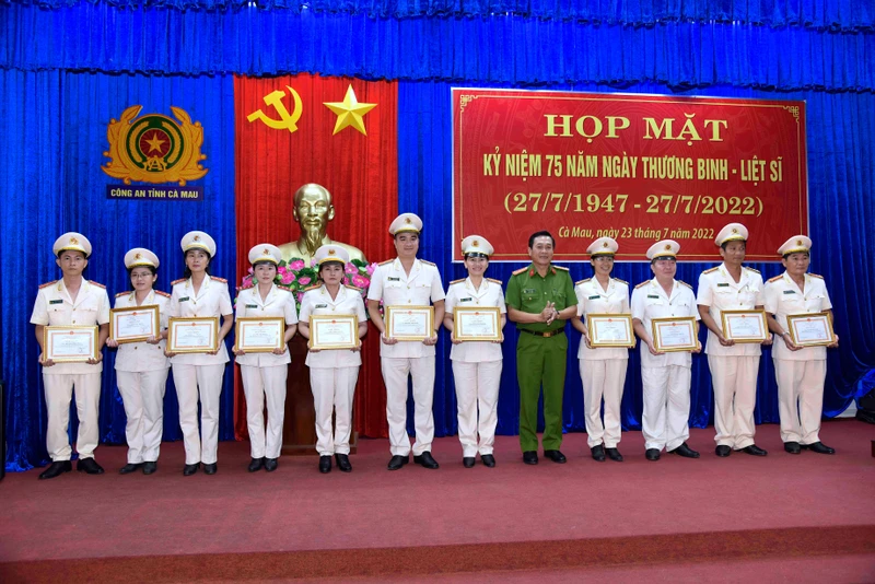 Ban giám đốc Công an tỉnh Cà Mau tặng Giấy khen cho tập thể, cá nhân có thành tích xuất sắc trong công tác chăm sóc thương binh, gia đình liệt sĩ.