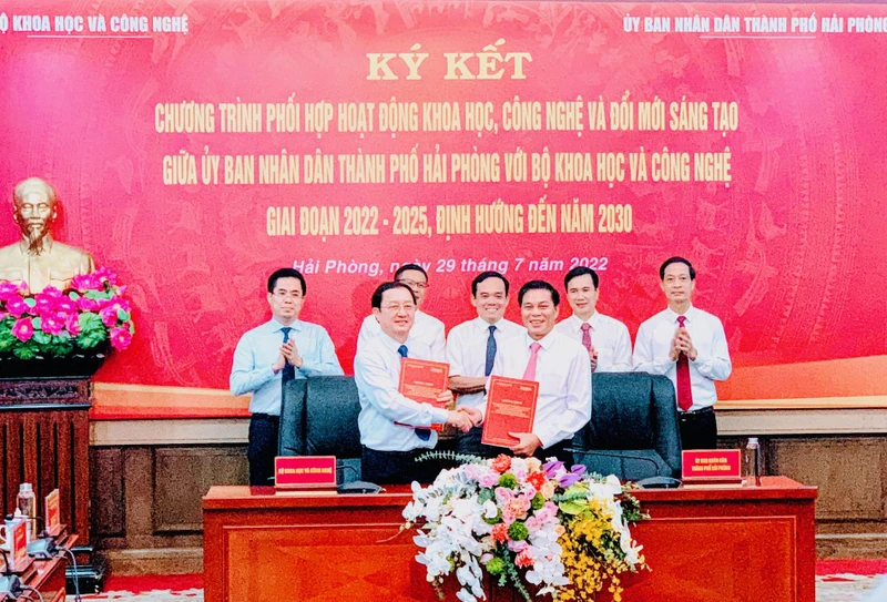 Bộ trưởng Bộ Khoa học và Công nghệ Huỳnh Thành Đạt và Chủ tịch Ủy ban nhân dân thành phố Hải Phòng Nguyễn Văn Tùng ký kết chương trình phối hợp hoạt động khoa học, công nghệ và đổi mới sáng tạo giai đoạn 2022-2025, định hướng đến năm 2030.