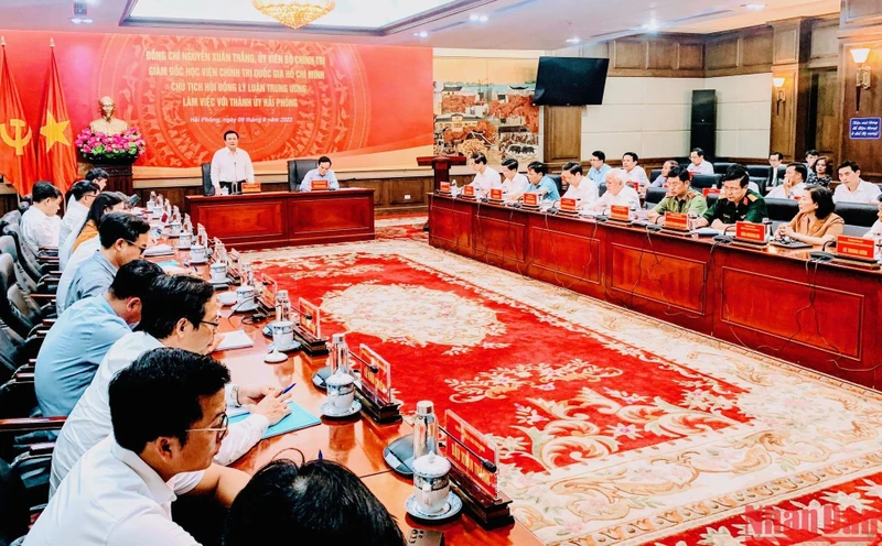 Đồng chí Nguyễn Xuân Thắng phát biểu trong cuộc làm việc với Thành ủy Hải Phòng chiều 9/8.