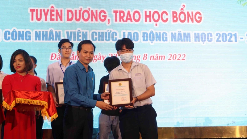 Tuyên dương và trao học bổng cho các em học sinh.