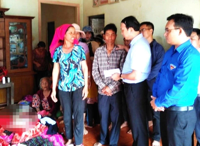 Lãnh đạo Huyện ủy Cư M’gar đến thăm hỏi, động viên và hỗ trợ gia đình lo hậu sự cho 2 cháu.