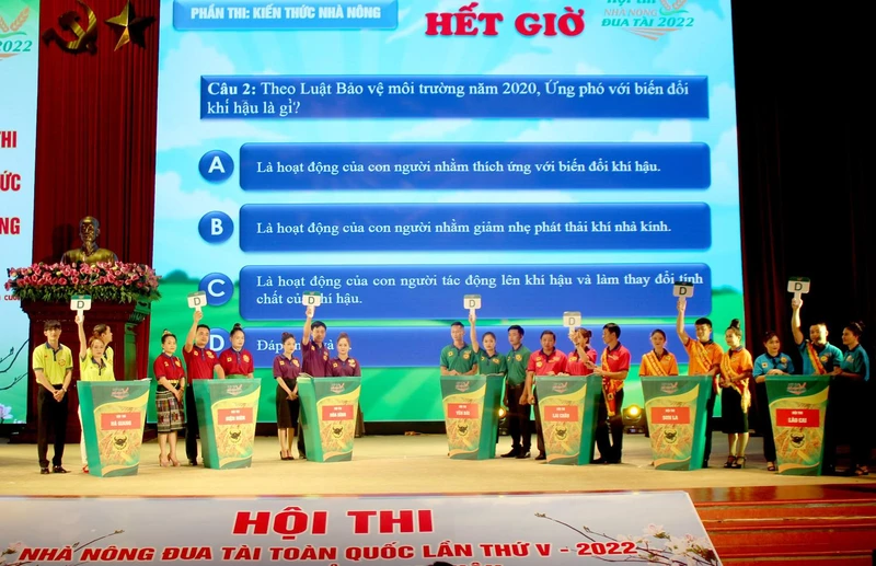 Các đội tham gia phần thi Kiến thức nhà nông.