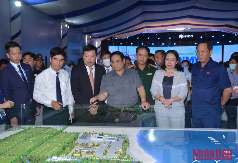 Thủ tướng Phạm Minh Chính cùng các đại biểu tham quan mô hình Khu Công nghiệp Sơn Mỹ 1.
