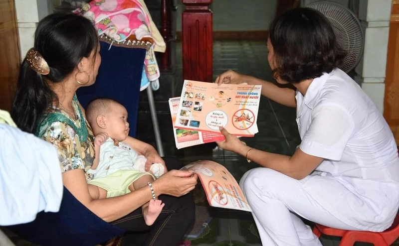 Cán bộ y tế Diễn Châu đến tận nhà để tuyên truyền cho người dân về sốt xuất huyết.
