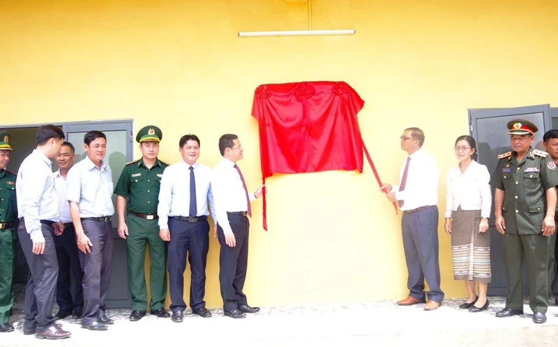 Phó Chủ tịch UBND tỉnh Thừa Thiên Huế Hoàng Hải Minh cùng Phó Tỉnh trưởng Ủy ban chính quyền tỉnh Sê Kông Khamson Conyo tham gia cắt băng khánh thành công trình.