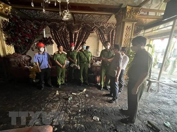 Phó Thủ tướng Vũ Đức Đam đến kiểm tra hiện trường vụ cháy. (Ảnh: Huyền Trang/TTXVN) 