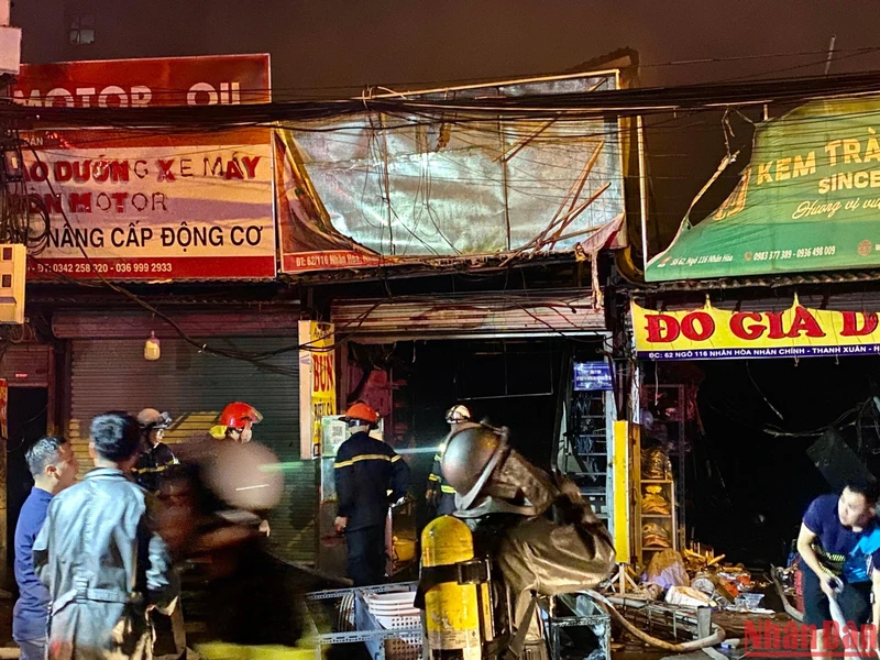 Ngọn lửa lan rộng ra 4 ki-ốt sát nhau trên phố Nhân Hòa. (Ảnh: SƠN BÁCH)